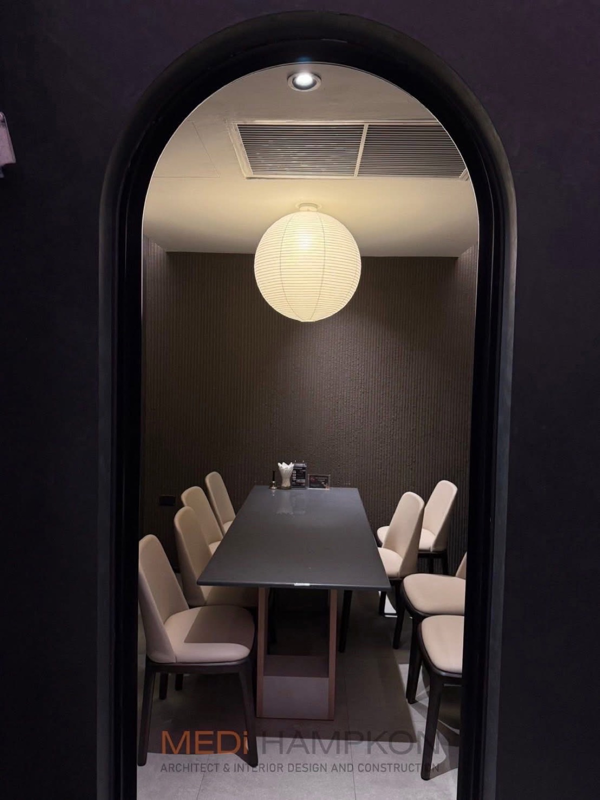 Teppen Ekkamai Restaurant — lighting detail