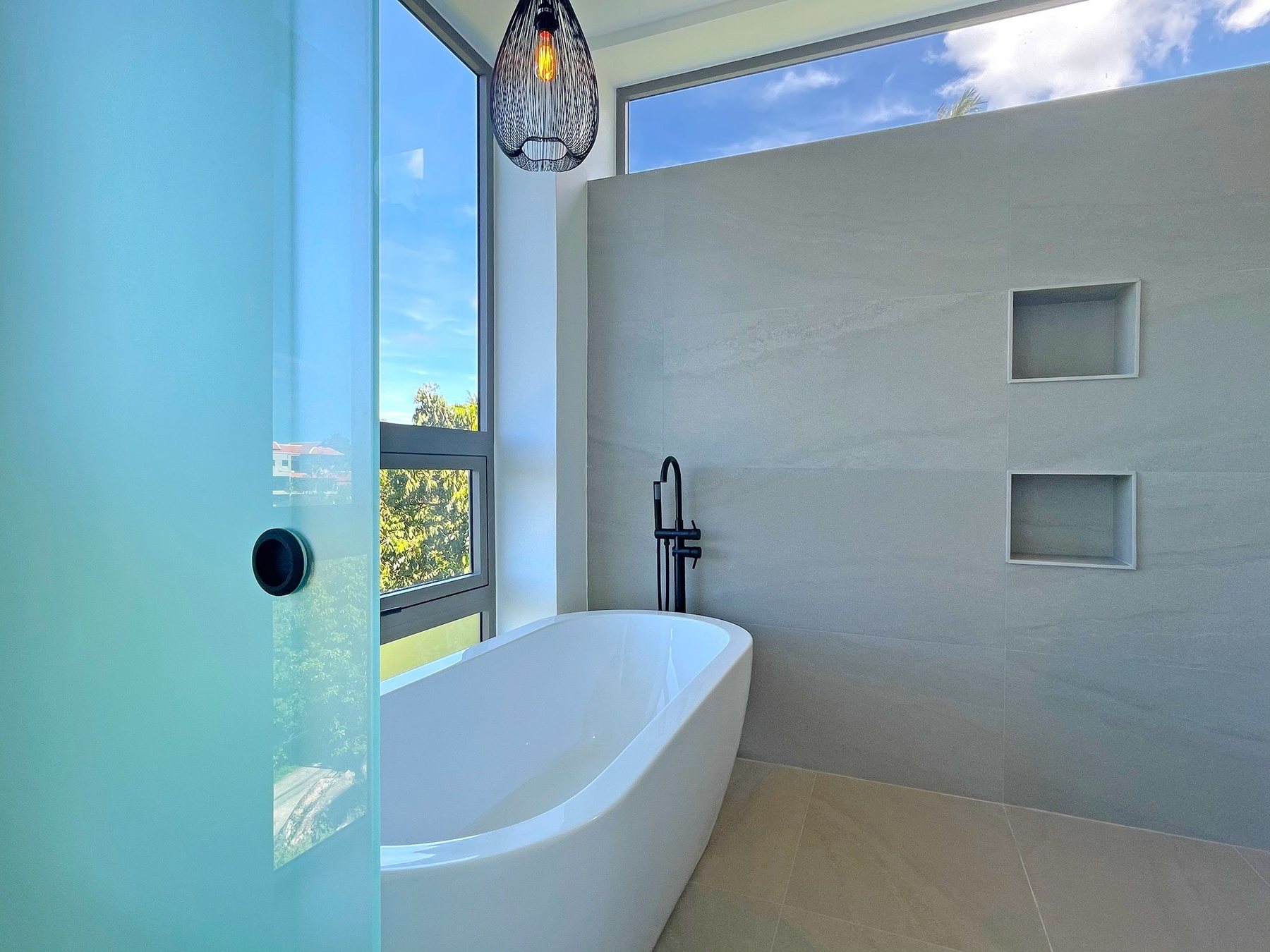 Freestanding bathtub with sea view — finished interior, HAMPKON